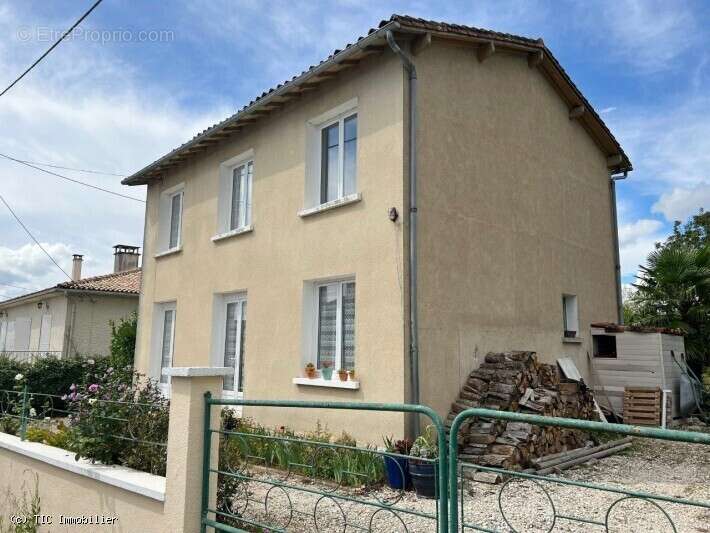 Maison de 3 Chambres dans un Impasse à Charroux - photo 2