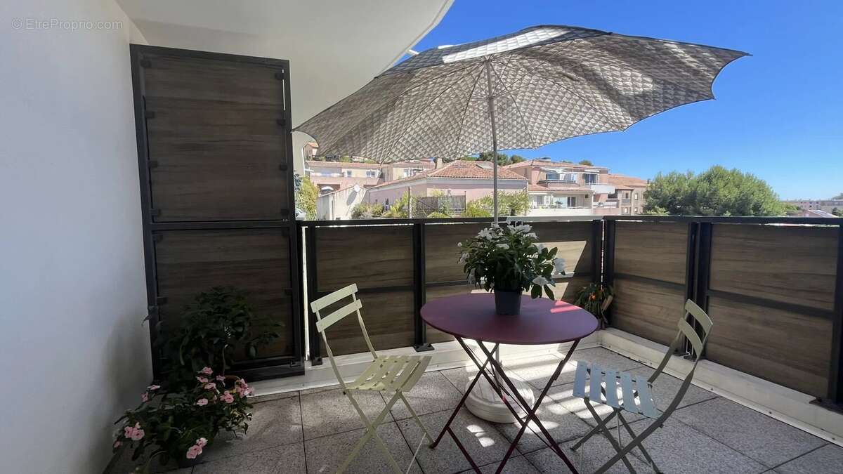 Appartement T2 de 46 m² avec terrasse. garage et ascenseur à Martigues Ferrières - photo 2