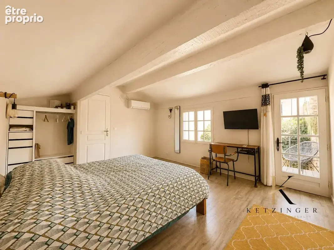 Chambre mansardée chaleureuse et lumineuse