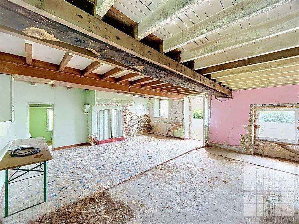 Propriété en pierre à rénover avec dépendances et 4 187 m² de terrain - photo 2