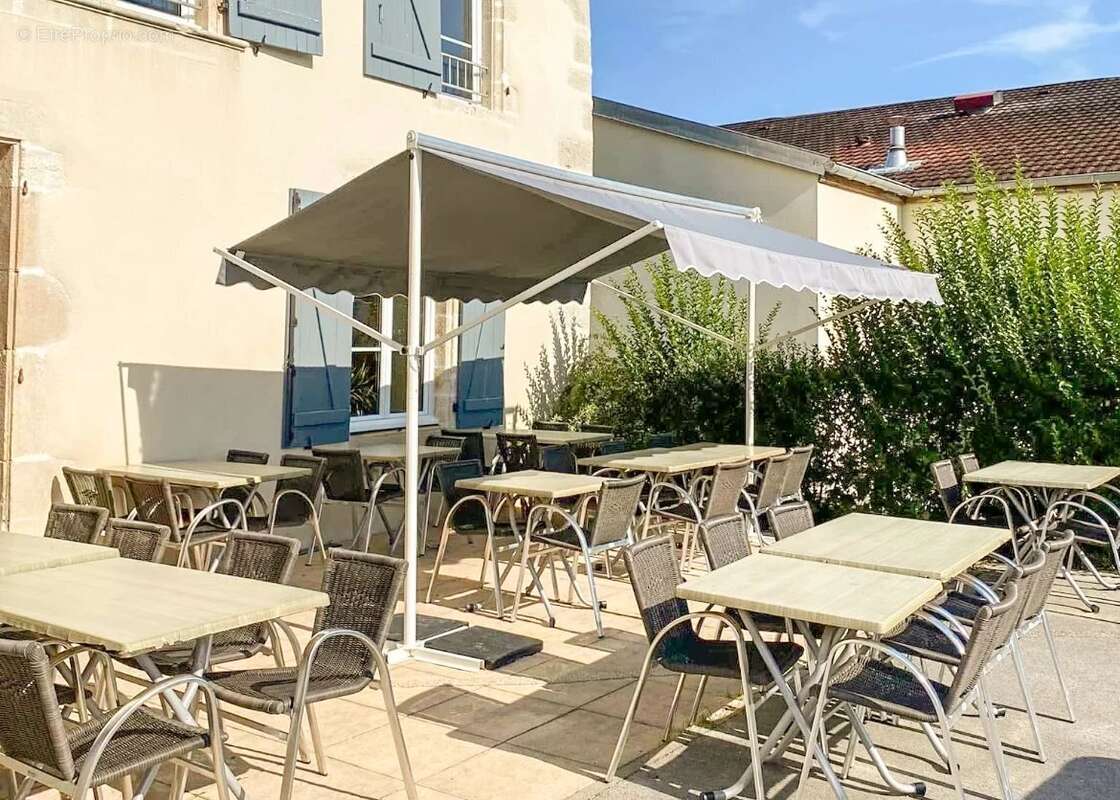 Commerce à MONTSAUGEON