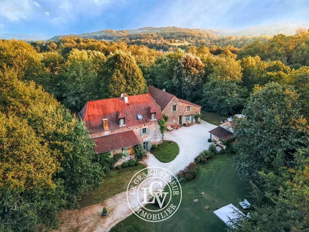 Sarlat- propriété comprenant 8 chambres- dont 5 chambres d'hôtes- 7 salles de bains- piscine- 13047m² de terrain - photo 3
