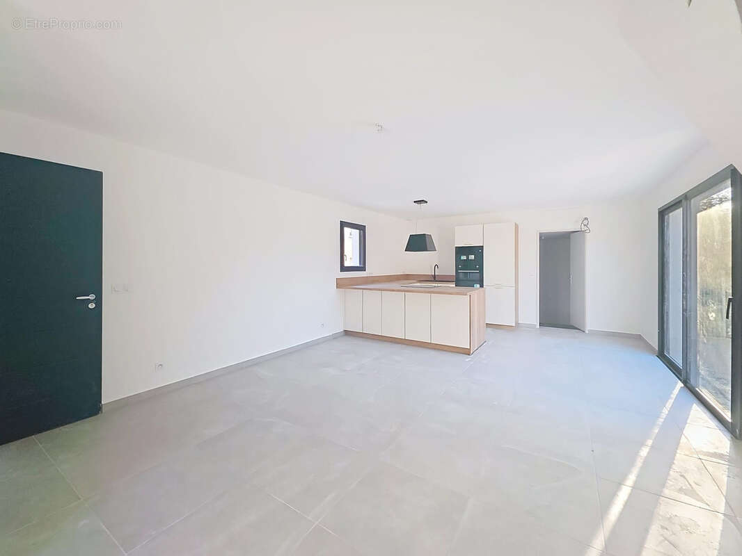 L’agence Négoce Habitat vous propose à la vente cette villa situé sur la commune de LUNEL Quartier La Magnaner - photo 4