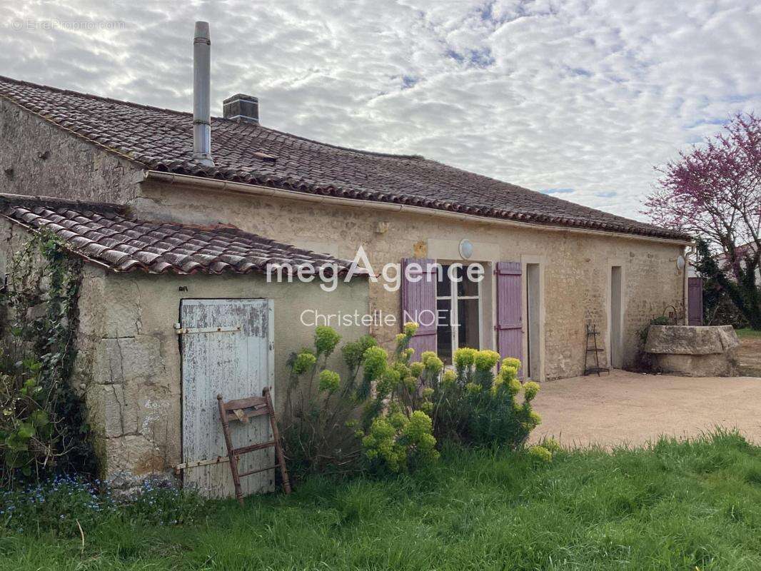 Maison à SAINTE-GEMME-LA-PLAINE