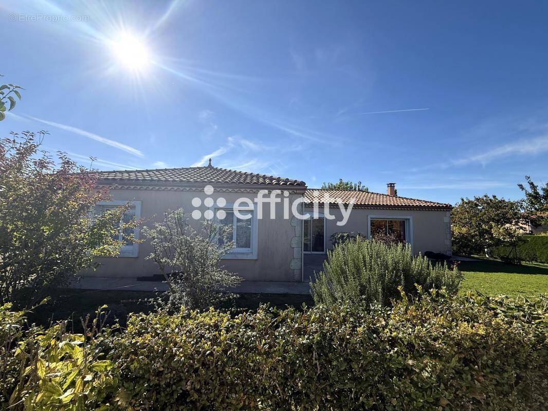 Maison à LES ADJOTS