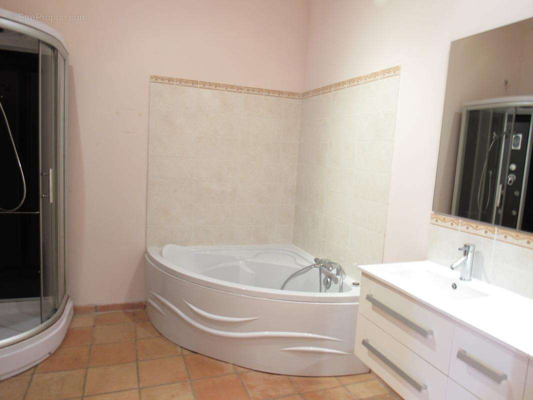 Grande maison medievale  de village entierement renovee dpe en b avec une petite maison qui sert de garage   290000€ - photo 19