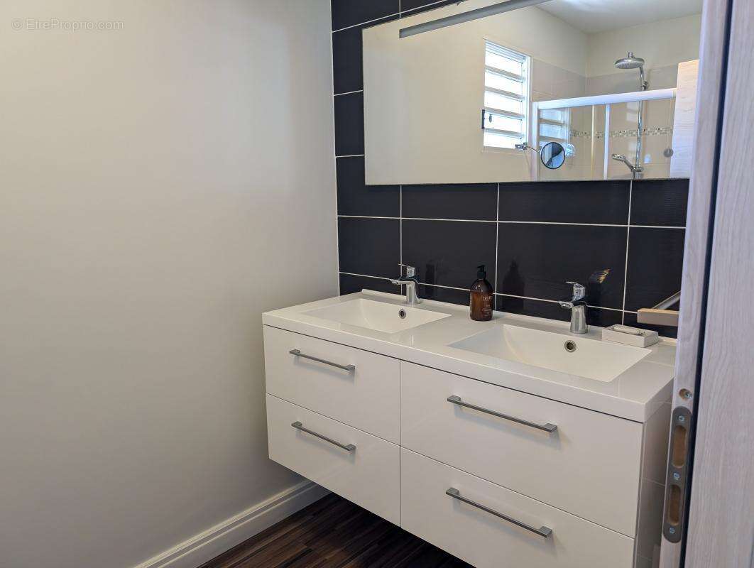 Maison à PETIT-BOURG