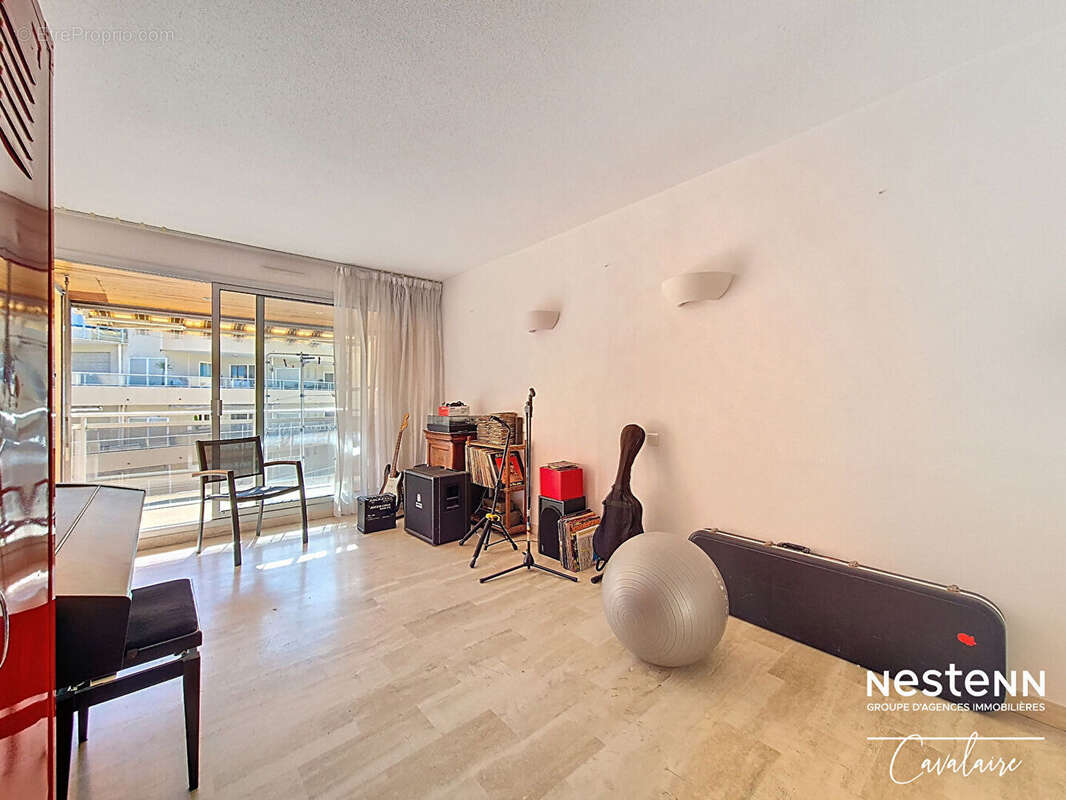 Dernier étage pour cet appartement au centre ville de Cavalaire-sur-Mer 4 pièces environ 100 m² avec 3 terrasses et stationnemen - photo 13