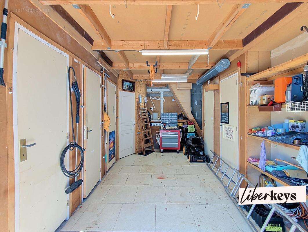 Maison de campagne située à BOURTH, 3 chambres, nombreux garages et remises sur terrain de 1024m2 clos et paysagé - photo 18