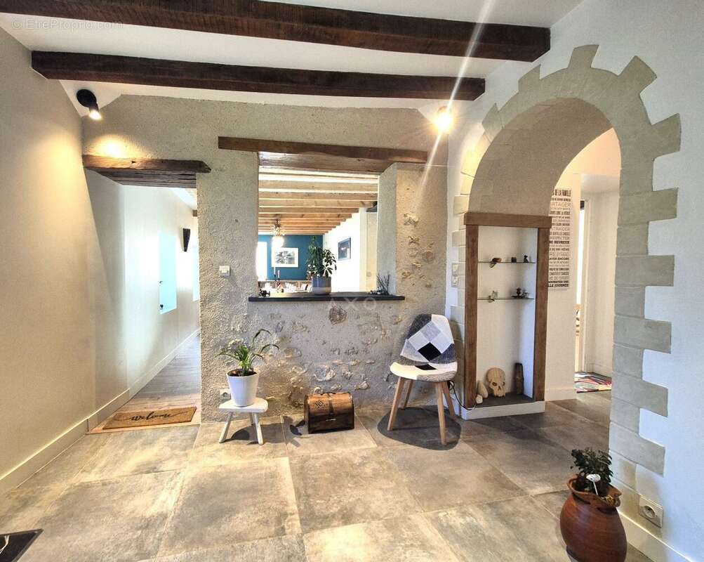 Maison de caractère rénovée avec grand jardin, garage et dépendances - photo 2