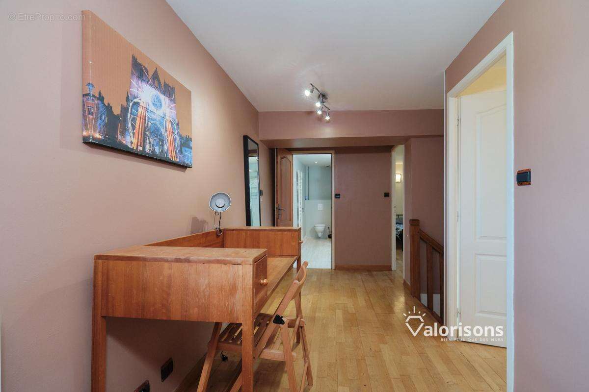 Maison 100 m² à Jons  - photo 13