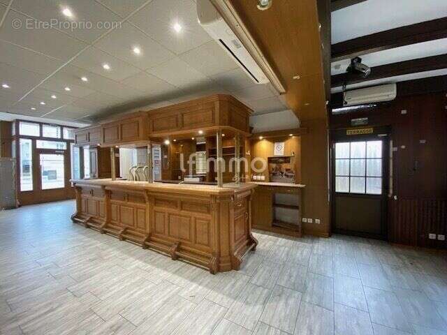 Immeuble comprenant un local commercial et deux appartements - photo 2