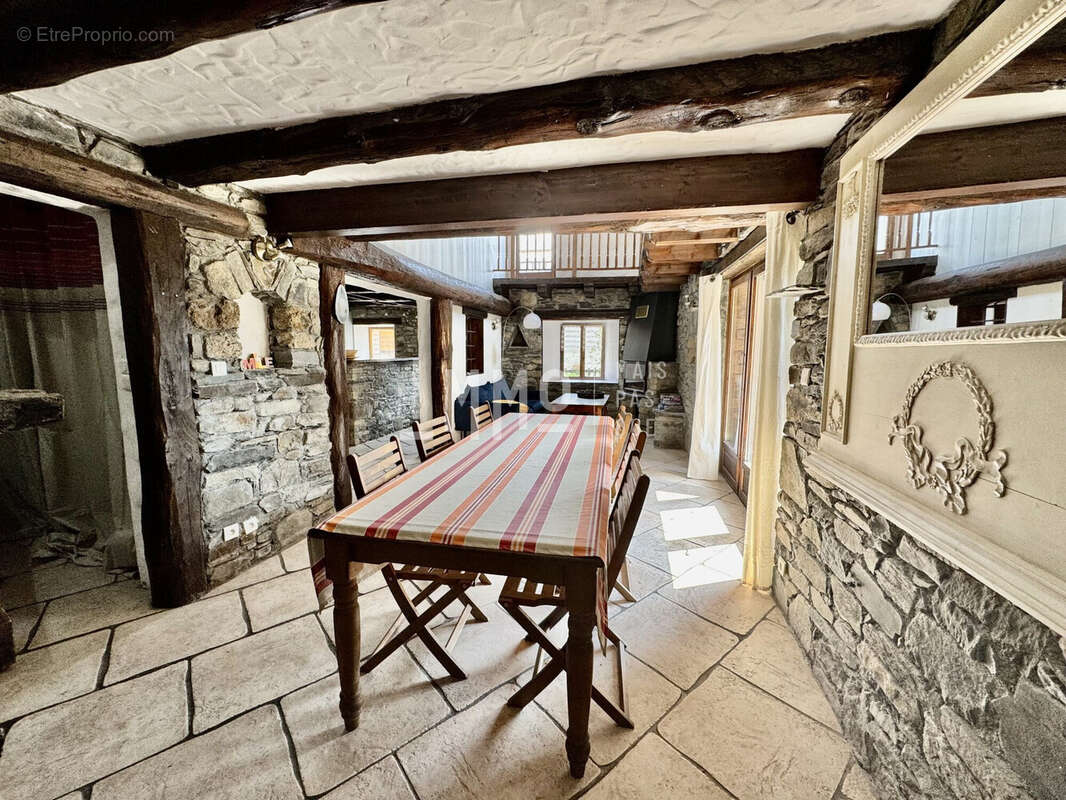 Maison à LES CHAPELLES