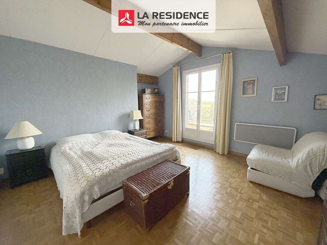 Appartement à LE MESNIL-SAINT-DENIS