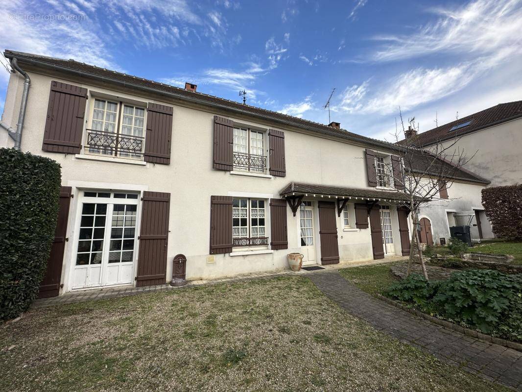 Maison à ISLES-LES-MELDEUSES