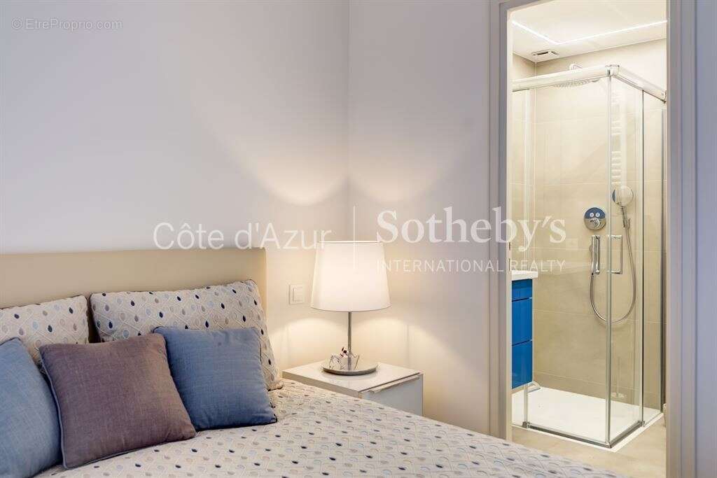 Cannes Croisette, appartement avec terrasse de 55 m², vue mer, garage et chambre de service - photo 13