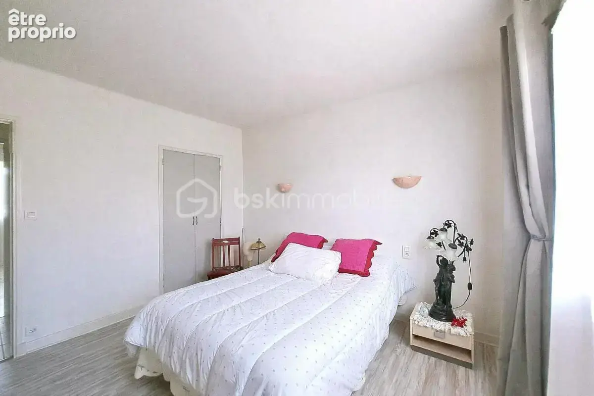 Une maison lumineuse, spacieuse et parfaitement entretenue, idéale pour une famille recherchant confort, volumes et proximité im - photo 8