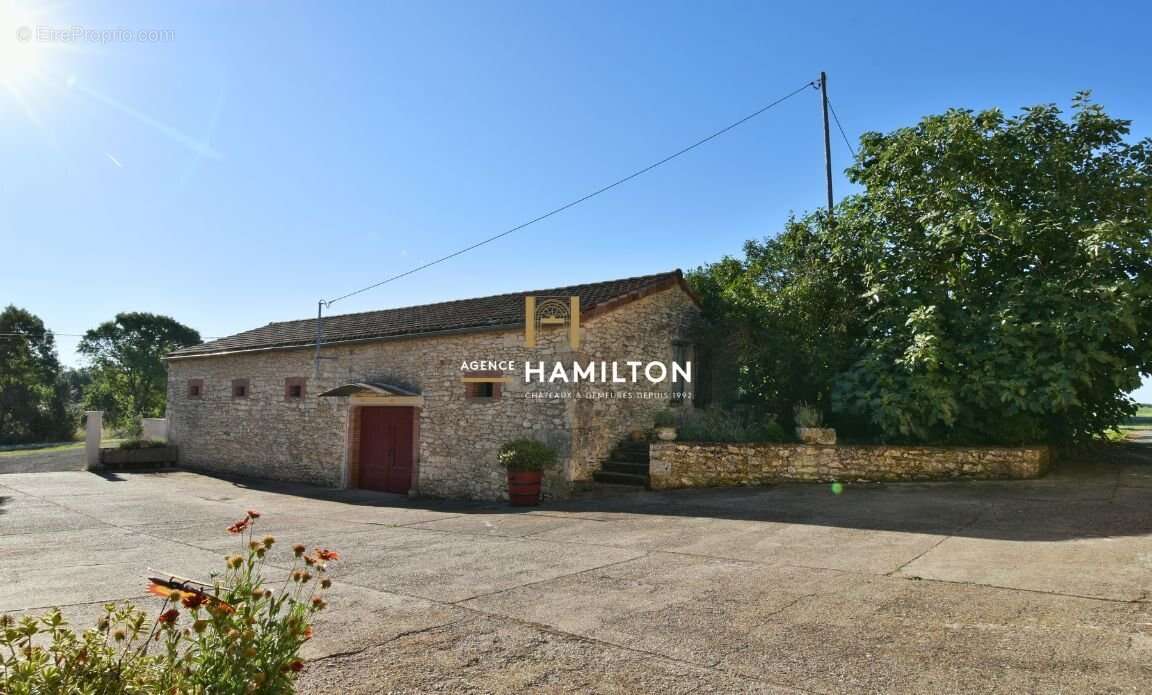 Ancien corps de ferme rénové avec piscine, deux granges aménageables et dépendances - photo 6