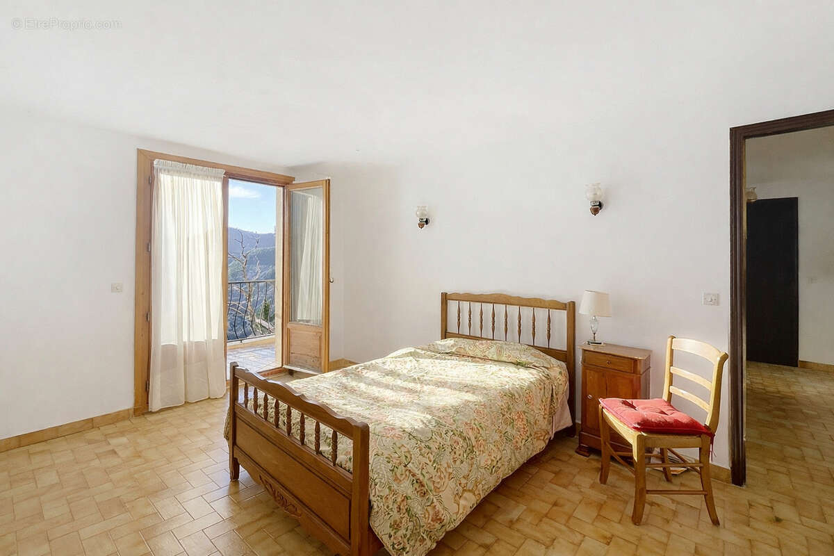 Trois appartements - Fort potentiel - à Roure 06420 - photo 10