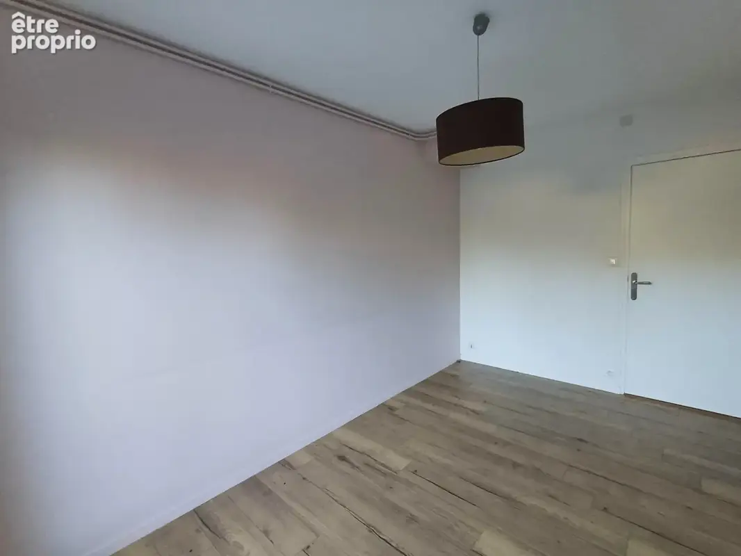 Maison mitoyenne lumineuse, grande pièce à vivre, garage et extérieurs, très bien placée - photo 7