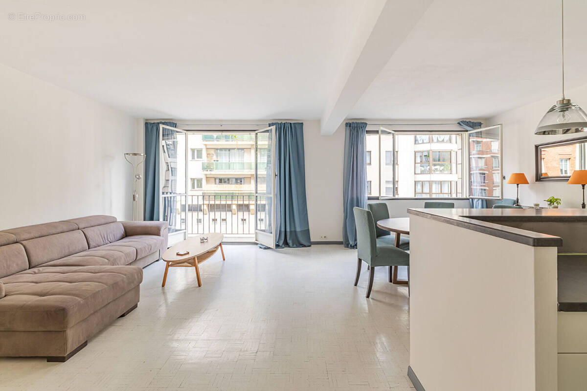 Appartement à PARIS-16E