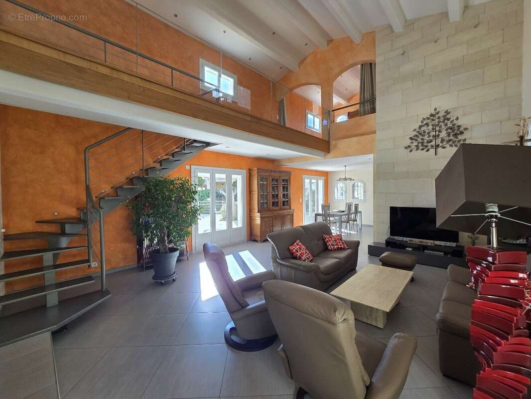 Maison 8 pièces  238 m²  Terrain 2 000 m²  Quartier résidentiel - photo 3