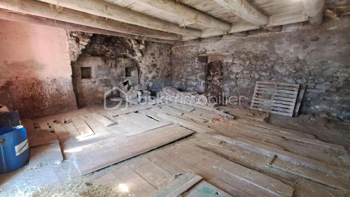 Corps de ferme à rénover sur la commune de Chalinargues - photo 6