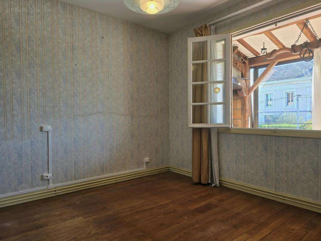 Maison à MONTMOREAU-SAINT-CYBARD