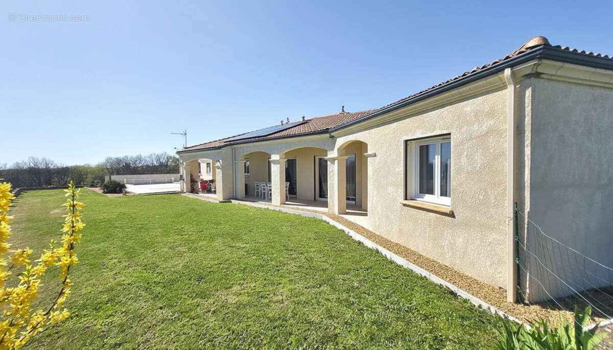 Maison à MONTAIGU-DE-QUERCY