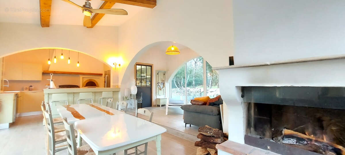 Maison à MEOUNES-LES-MONTRIEUX