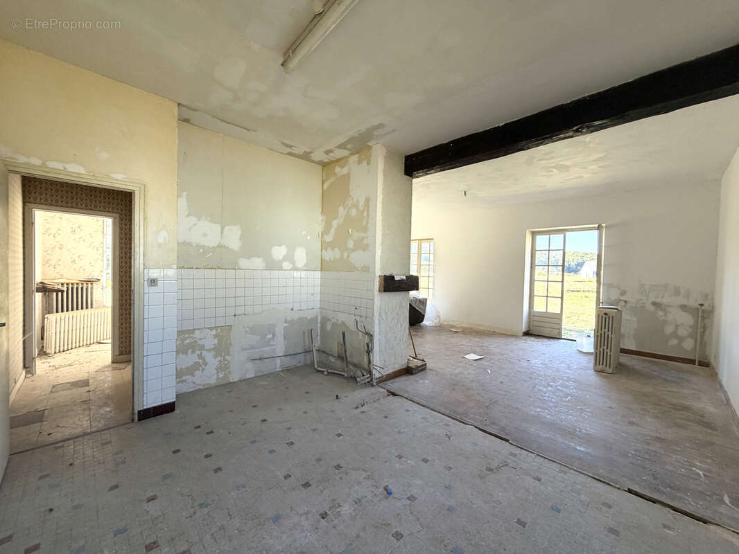 Marcenat   Jolie maison de plain-pied de 138 m2 sur un terrain de 2 272 m2 - photo 3