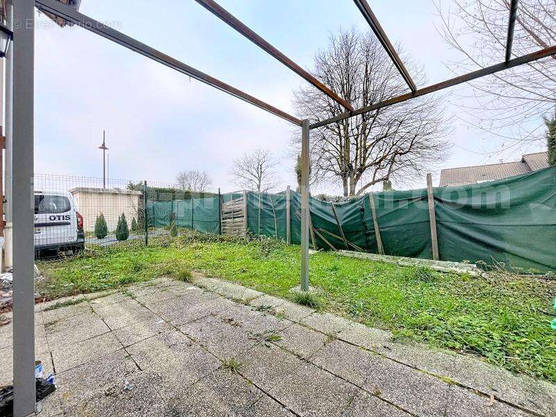 Maison_jumelée_Cranves_sales_proche_frontière_douane_Suisse_Genève_commodité_emplacement_privilégié_Salon_Séjour_cuisine_séparée_terrasse_jardin_ - Maison à SAINT-CERGUES