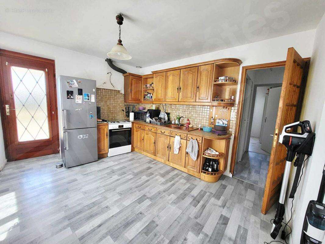 Maison plan-pied, 3 pièces, double garage et cour - photo 5
