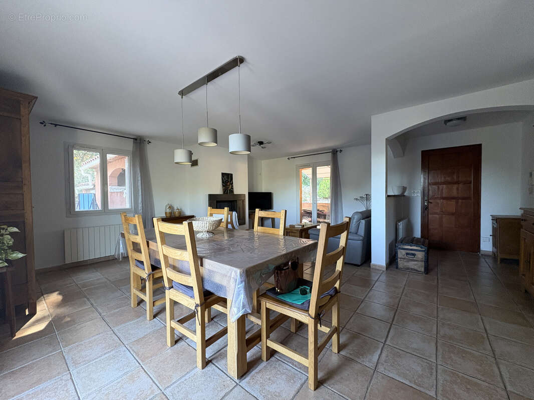 Maison à SAINT-CYR-SUR-MER