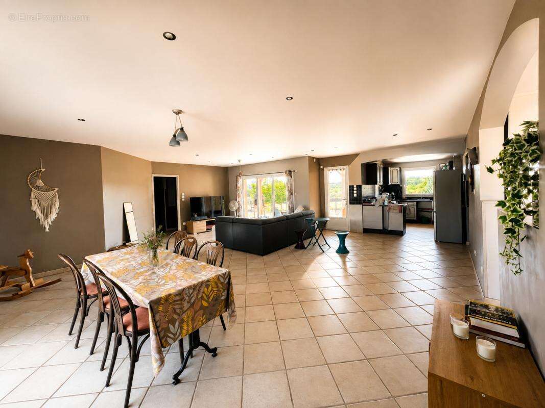 Maison 130 m² à Taponnat-Fleurignac  - photo 3