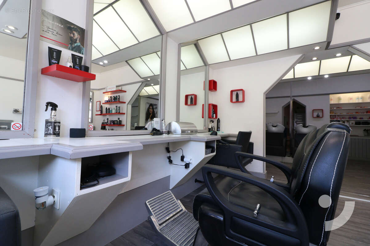 Salon de coiffure équipé à vendre   Faible loyer   Magenta - photo 3