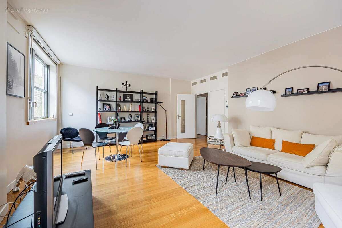 Appartement à PARIS-16E