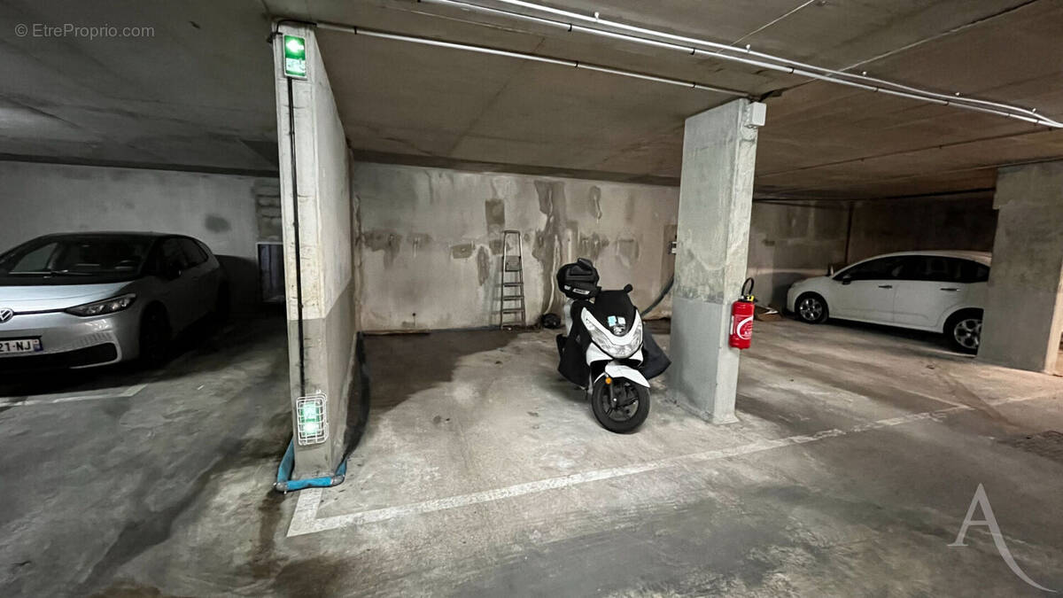 Parking à ROMAINVILLE