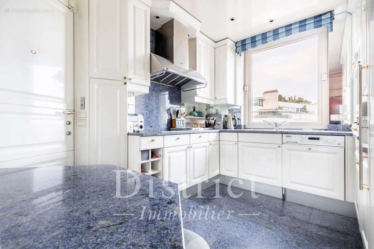 Trocadéro. Vue Tour Eiffel et balcon pour cet appartement de 112m² en étage élevé. - photo 7