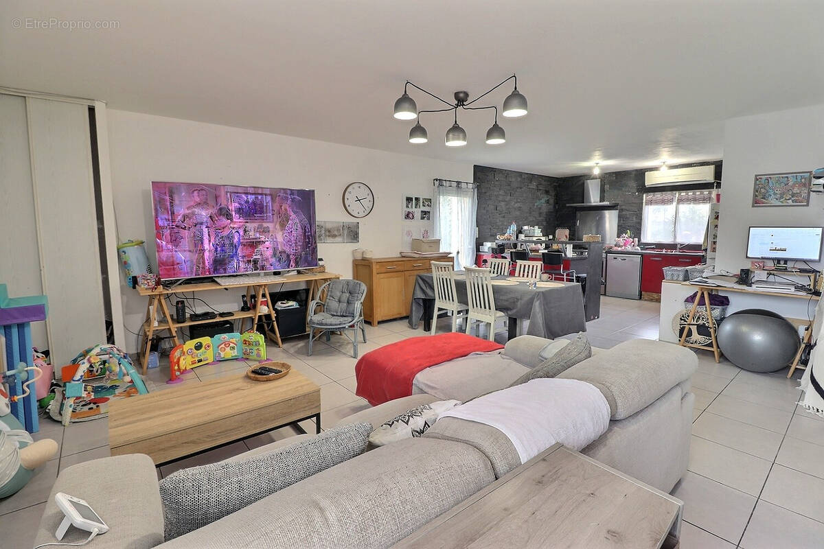 Appartement à ENTRAIGUES-SUR-LA-SORGUE