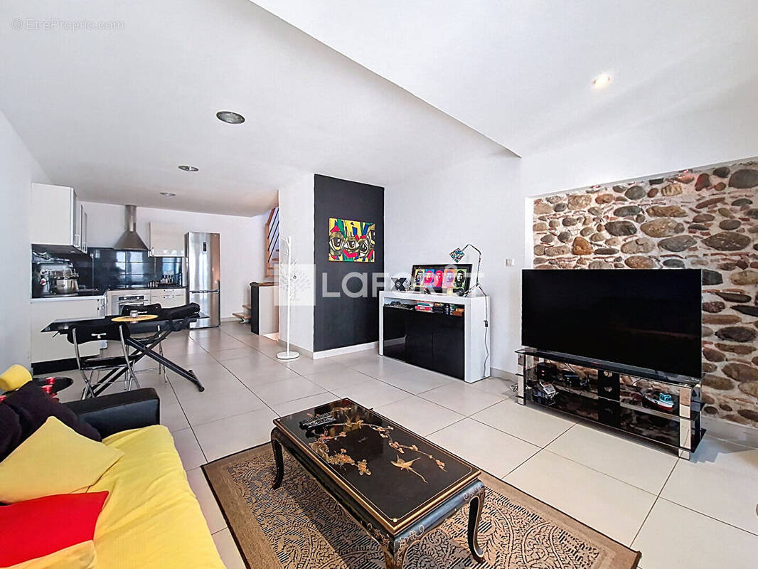 Maison à PEZILLA-LA-RIVIERE