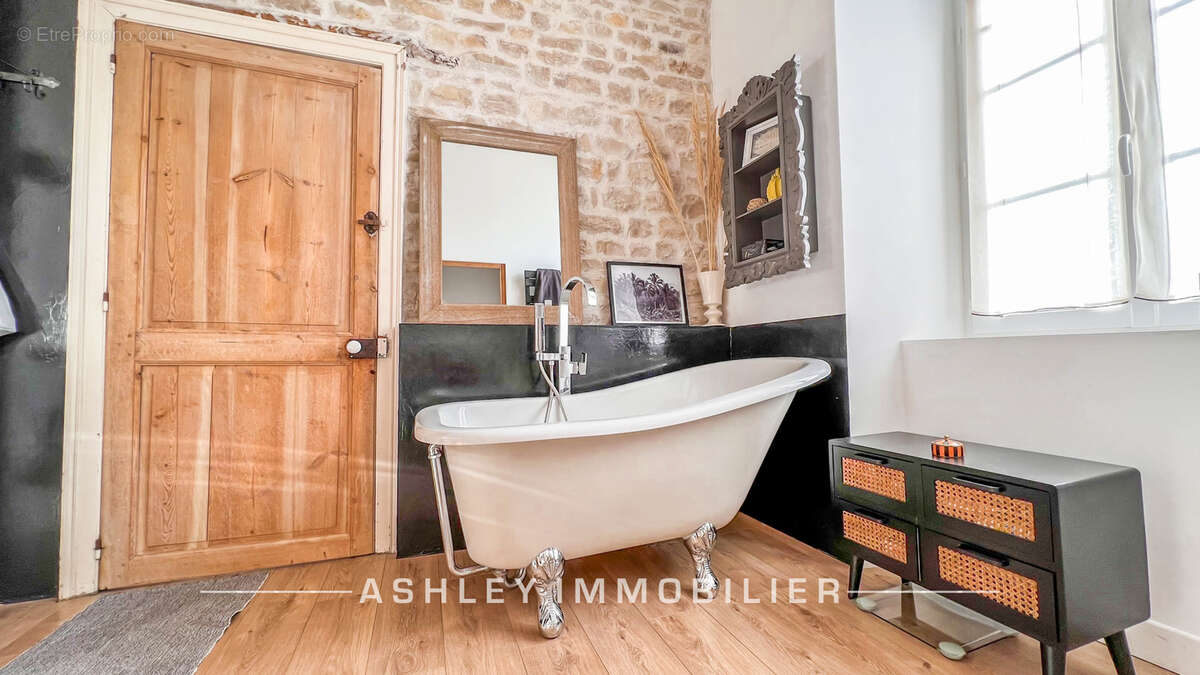 À vendre - maison charentaise du xviiie avec piscine, dépendances et terrain de 2 400 m2 - saint-soulle - photo 19