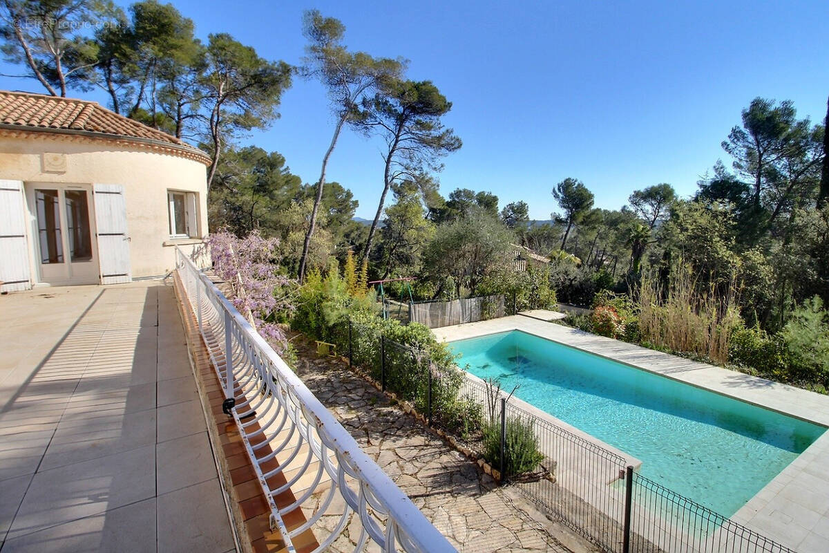 Maison à SAINT-CLEMENT-DE-RIVIERE