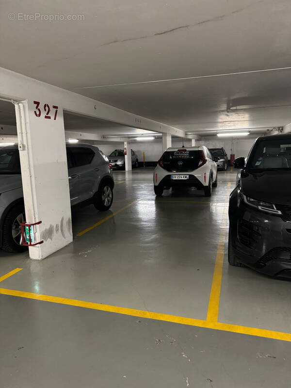 Parking à PARIS-17E