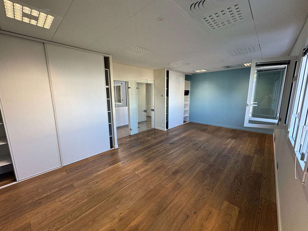 A VENDRE : Très beau Batiment d'activité 855 m2 (RDC 635 + étages 220) situé au NORD de NANTES - photo 4
