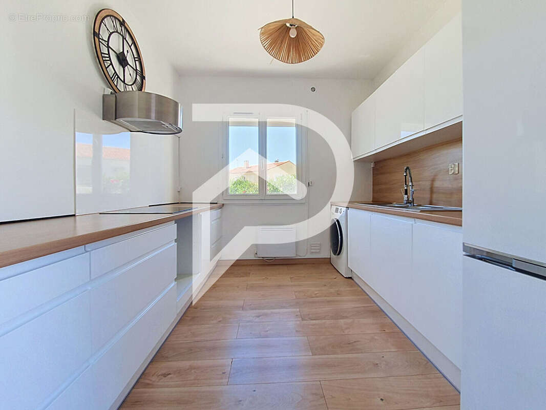 Appartement  T4 80m²  terrasse et parking - photo 4