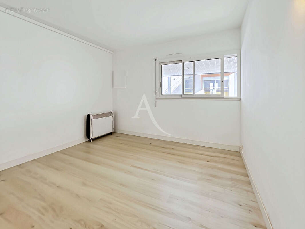 Appartement atypique de 86 m² avec terrasse plein sud en coeur de ville à Challans - photo 5