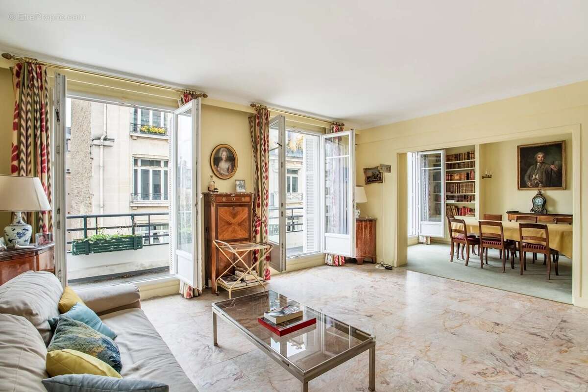 Appartement à PARIS-16E