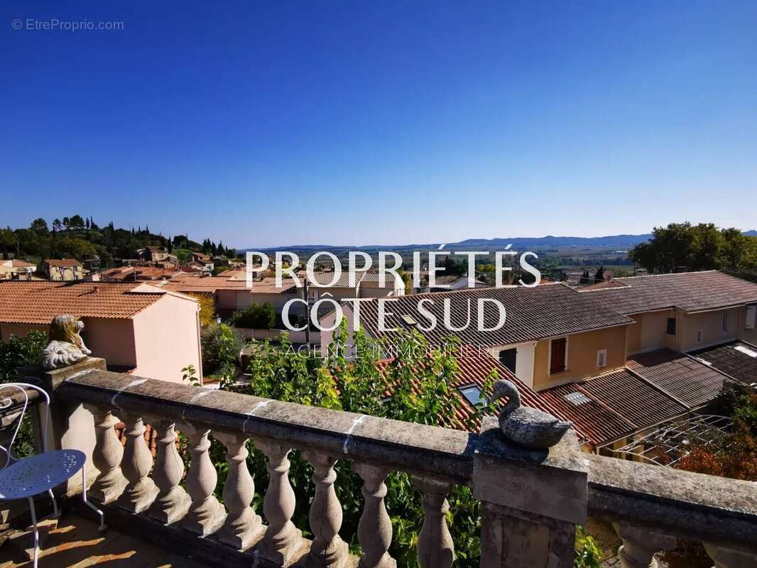 Maison à LAUDUN-L'ARDOISE
