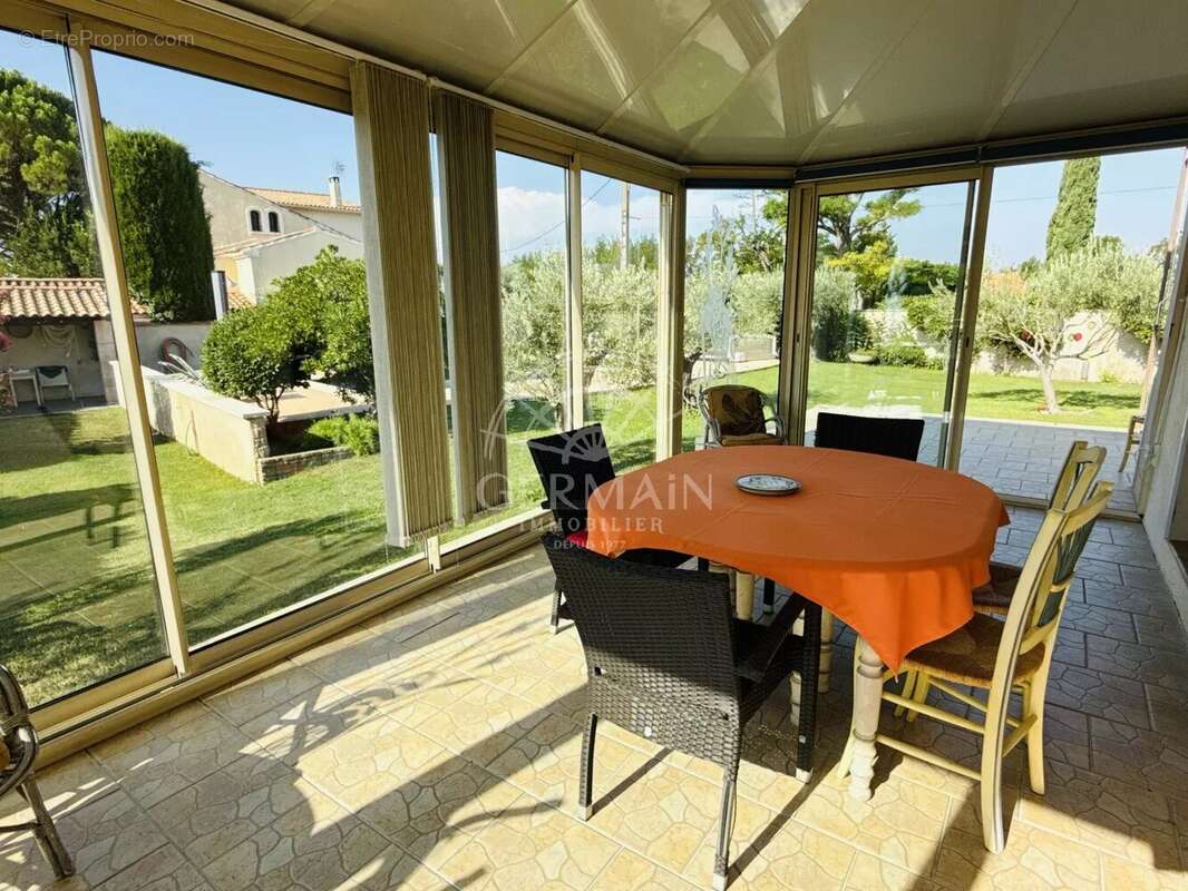 L'Isle-sur-la-Sorgue, à vendre en EXCLUSIVITÉ, maison de plain-pied avec piscine et garage sur 1000 m² de terrain. - photo 6
